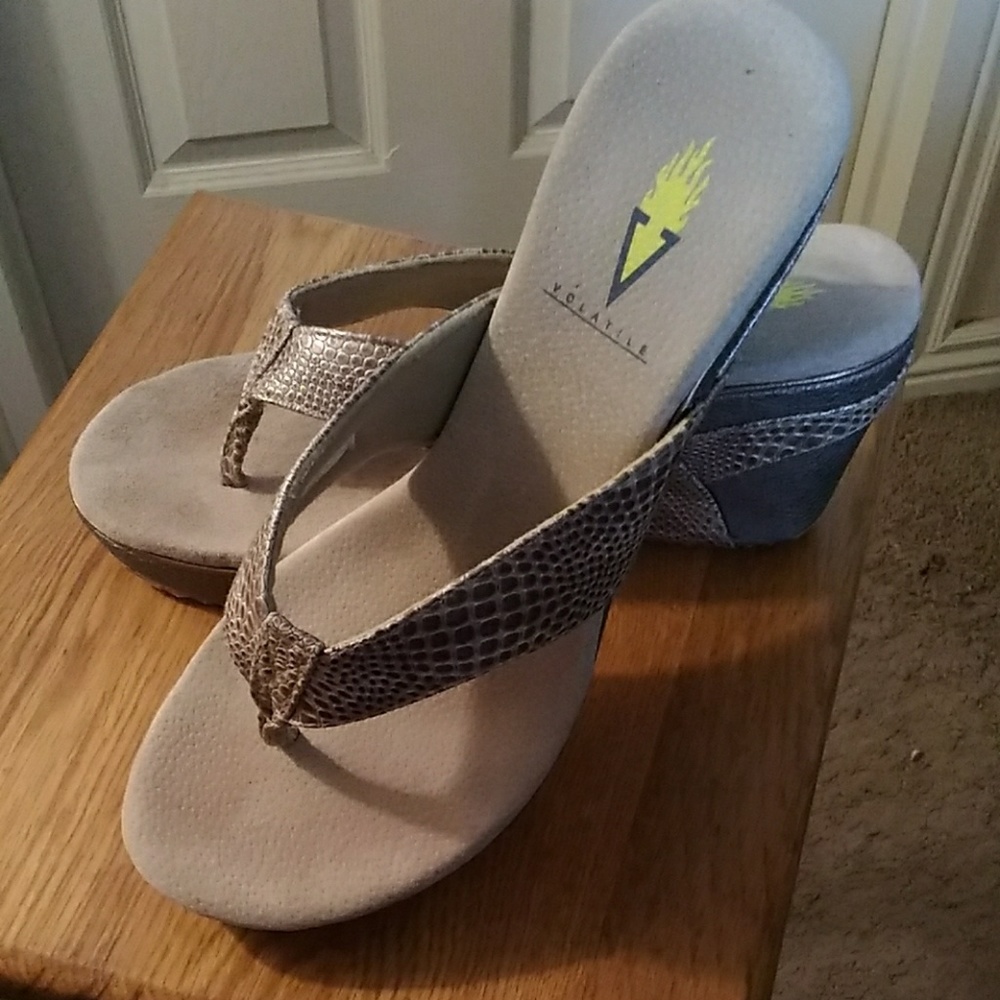 Volatile sandals - Picture 1 of 8